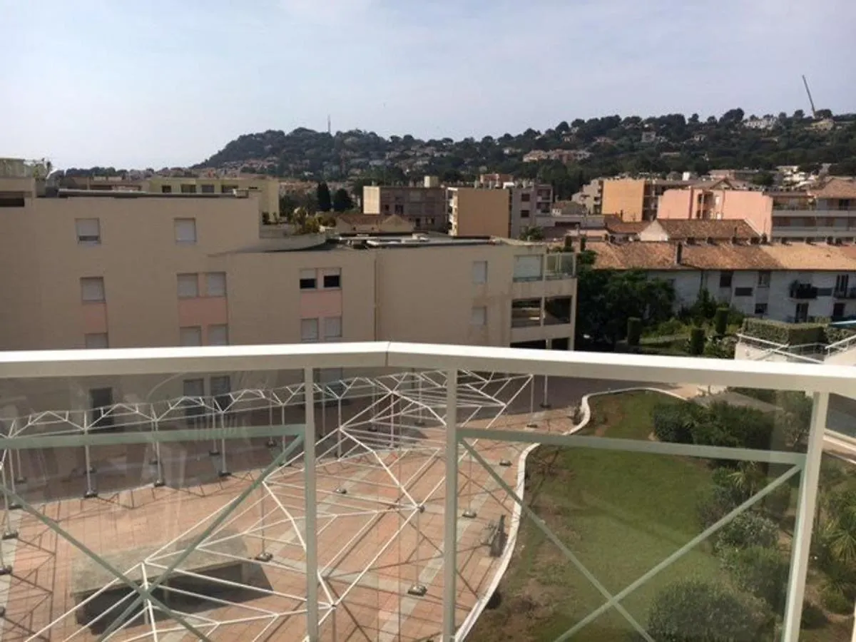 Appartement Calme Au Coeur De Cavalaire, Climatise Avec Terrasse, Parking Et Toutes Commodites - Fr-1-100-233 프랑스